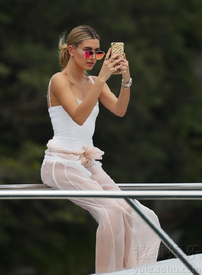 贾斯汀比伯女友现身游艇 白色透视裙最抢眼！(图)