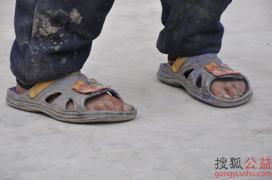 四川山区学校贫困家庭孩子穿凉鞋过冬595335