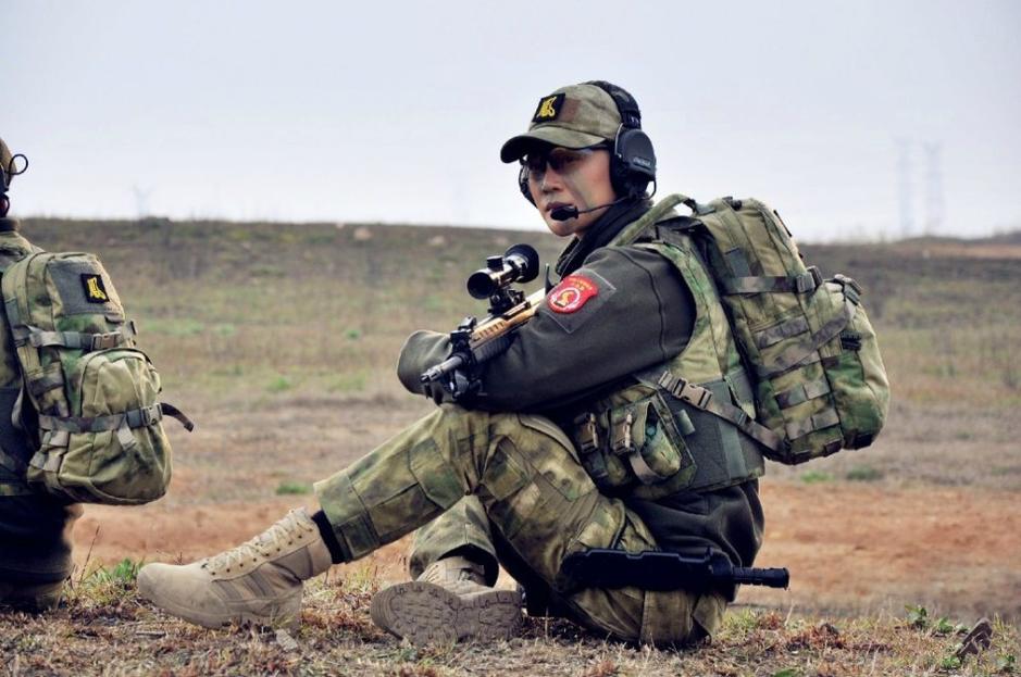 养眼美女全副武装惊艳登场 近日,国产军事题材大剧"我是特种兵