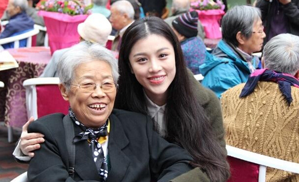 葛天重阳节探访养老院 收获长寿老人祝福8074