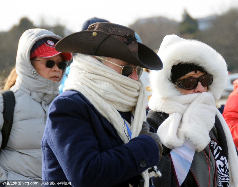 北京发布寒潮蓝色预警 游客顶大风游览-新闻图