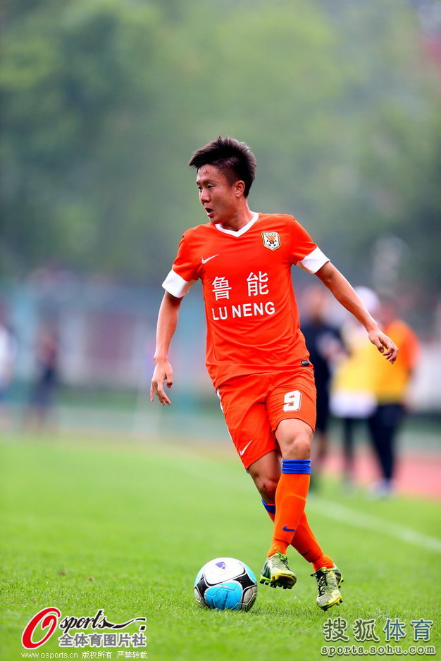 高清:鲁能2-3负河床 小球员进球集体跪地庆祝6