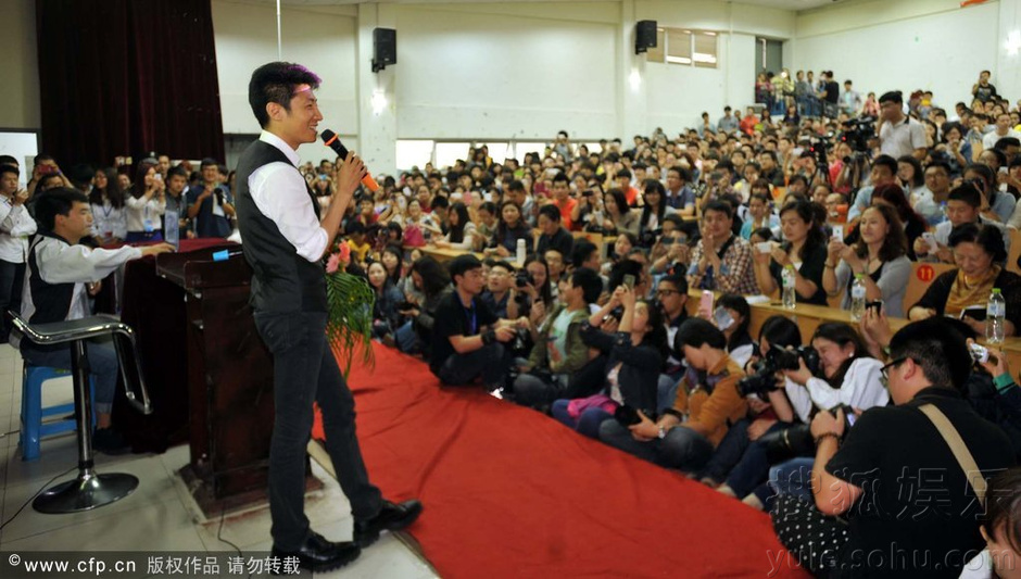 撒贝宁现身学院激情演讲 与同学一起玩自拍-娱