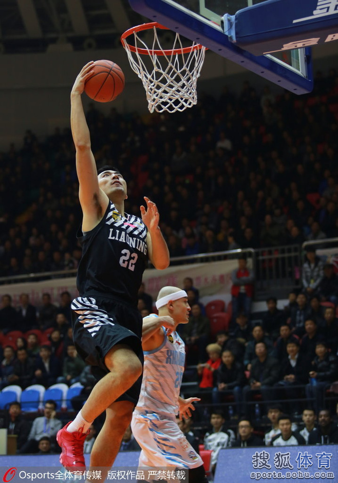 高清图:新疆男篮主场战辽宁 周琦送郭艾伦大帽