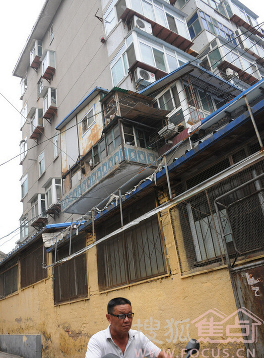 山东济南惊现居民楼半悬养鸽子扰民788605