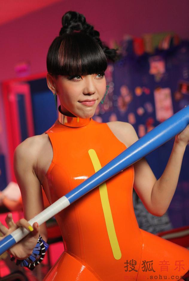 吴莫愁《就现在》MV造型揭秘 八位数打造新天