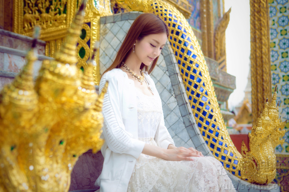 搜狐娱乐讯 人气女星AnnaKay叶熙祺日前曝光了一组清新唯美的祈愿写真,笑容灿烂甜美。她在微博表示:告别过去,做自己!再见,叶熙祺。Hello叶子淇。终于了结了去年的心愿!好激动。从而正式宣布更名为叶子淇。 据悉,叶熙祺为AK前经济公司为其取的艺名,此番改名估计也是有意与之划清界限。其中告别过去,做自己,不知是否预示着已解约成为自由身?这也不禁让人联想到她与房祖名和郭富城的两段绯闻,告别过去意为斩断过往不实的蜚短流长。而终于了结了去年的心愿!好激动也表明了她改名的想法由来已久。简短的文