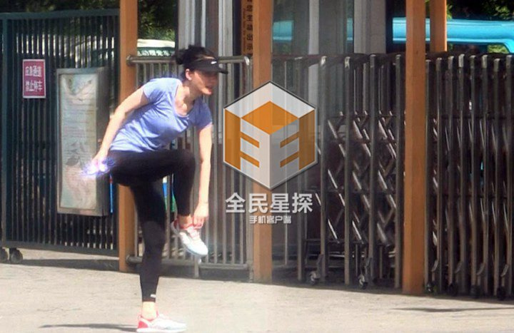 王菲同友人公园散步 身材纤细气色好