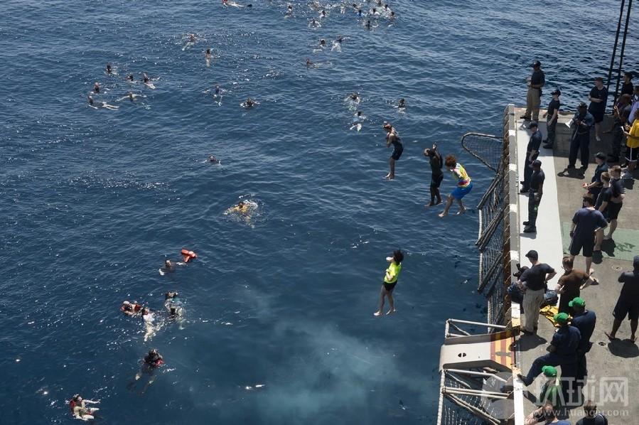 美水兵在航母上玩高空跳水似下饺子 练水中逃生4997153-军事频道图片库-大视野-搜狐