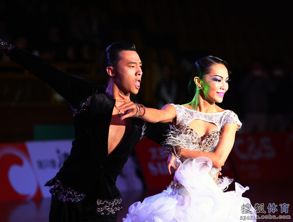 高清:体育<em>舞蹈</em>演狂野之美 <em>性感女神</em>仿佛杨丽萍
