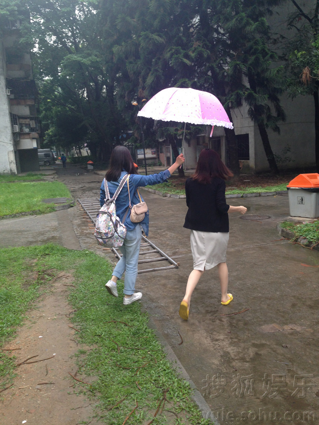 童蕾深圳暴雨雨中拍戏 获助理撑伞略显狼狈