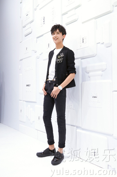 吴磊时尚首秀众星云集 网友直呼:长腿欧巴871