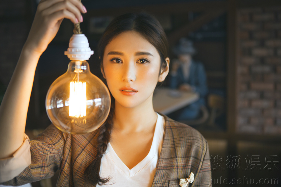搜狐娱乐讯 近日,演员高珑珂曝光一组全新写真,照片中高珑珂身着复古格子大衣,精致的妆容,舒适清新的马尾辫,时尚之余尽显文艺气质。