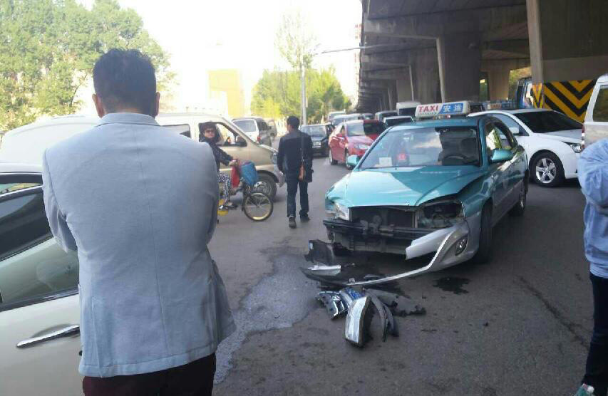 沈阳出租车撞玛莎拉蒂 女司机认全责捂脸落泪