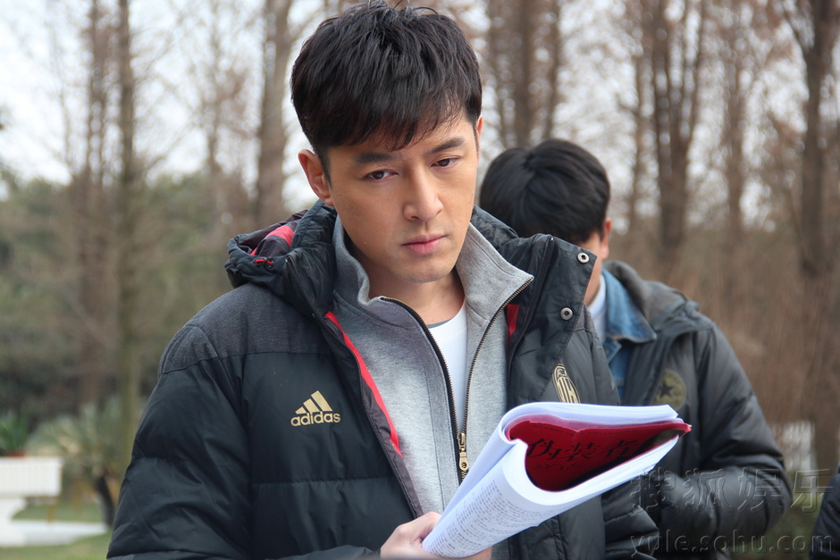 胡歌避谈感情暗讽狗仔多事 现在喝酒不拿手机