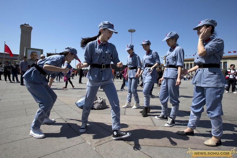 2013年4月30日,北京,一群颇有舞蹈功底的少女扮成红军战士在天安门