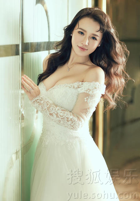 邹市明夫妇拍婚纱写真 冉莹颖秀事业线