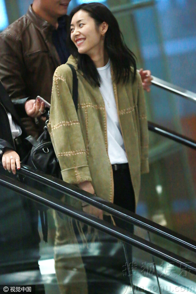 机场大秀逆天长腿 挥手展迷人微笑走路带风87