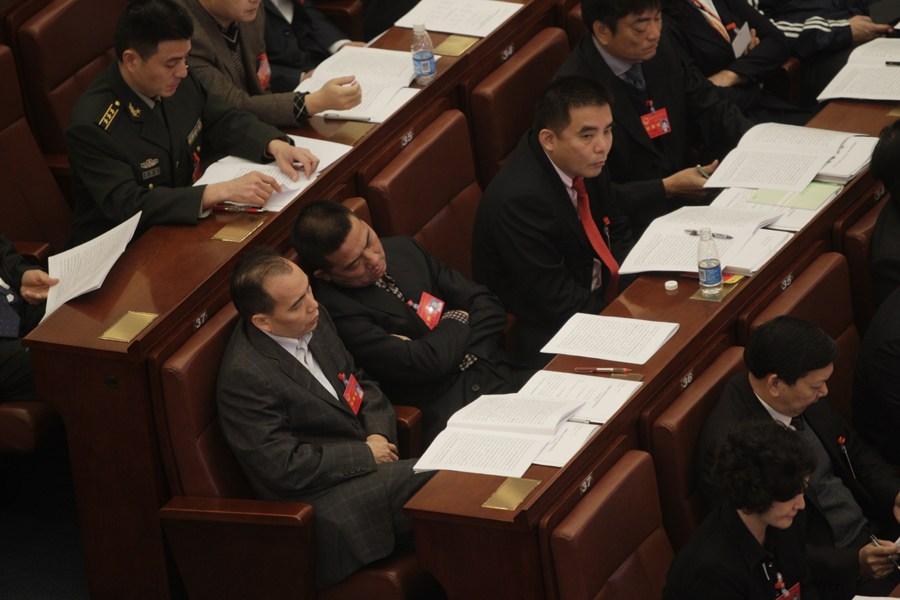 记者拍摄曝光:"两会"部分代表玩手机,打瞌睡 代表委员座驾 - 俊哥儿