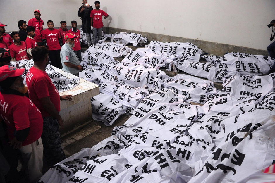 巴基斯坦一客车与油罐车相撞 至少57人烧死74