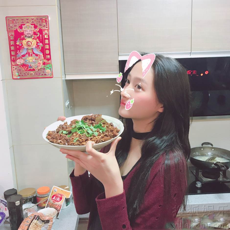 女儿是贴心小棉袄!关晓彤下厨为爸爸做爱心面(图)