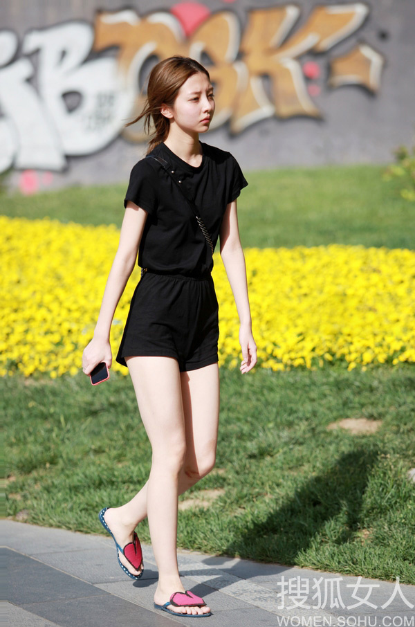 街拍北京三里屯:<em>性感超短裤</em>