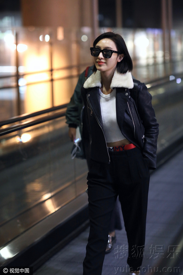 张俪现身机场秀小蛮腰 短发造型帅气利落8781