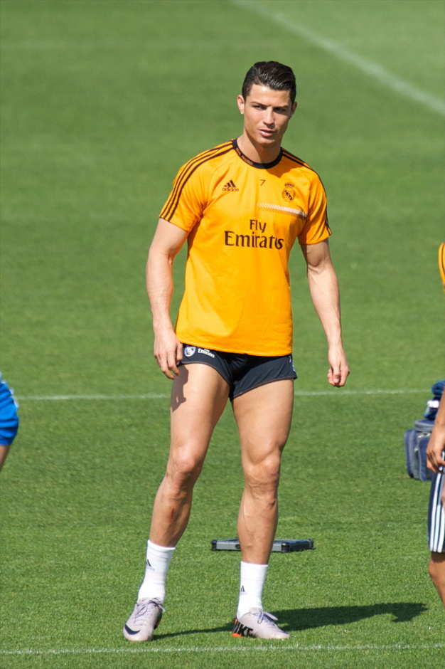 幻灯:皇马训练C罗对魔笛下跪 卷裤管露大腿肌肉-燕赵都市网-河北新闻资讯一网打尽