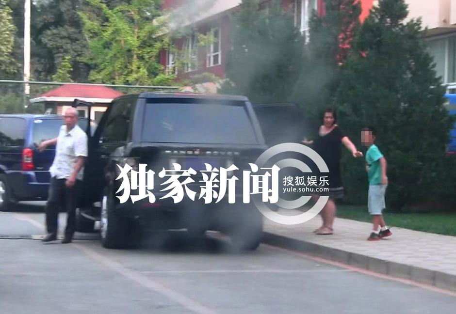 (风行工作室/图文)日前某天,记者撞见姜文与妻子周韵的路虎座驾从所