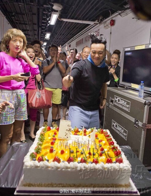 陈奕迅庆41岁生日 面对蛋糕双手合十虔诚许愿