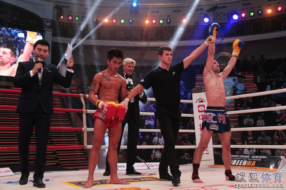 高清:昆仑决10明斯克站 港省泰拳手梁伯瑜落败