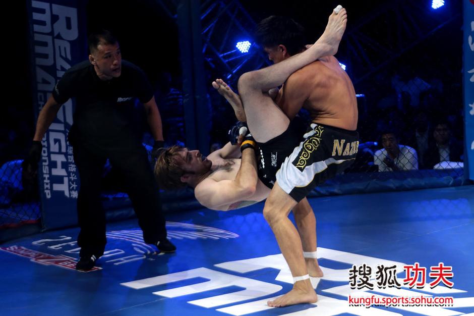 5月11日晚,武林风-REAL RIGHT综合格斗之夜在河南电视台8号演播厅举行,这是武林风首次将综合格斗带入栏目,呈现全场综合搏击赛事。当晚共进行9场对决,杨建平、杨茁、张慧鹏等中国综合搏击好手悉数出战,比赛采用综合搏击规则。在当晚进行的75公斤级比赛中,中国选手张立鹏首回合被美国对手克里斯-加西亚断头锁降服。(搜狐 李志岩/摄)