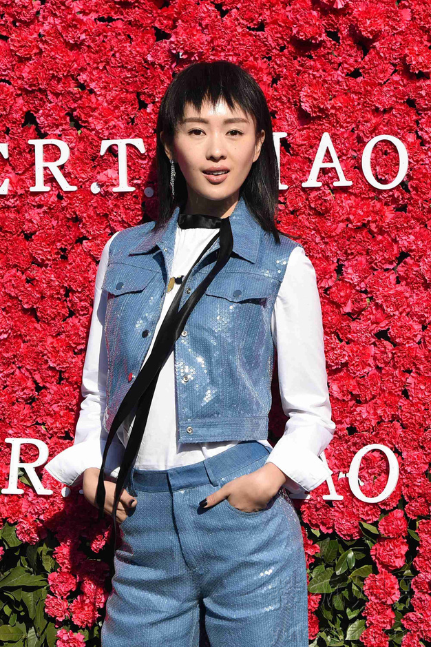 古力娜扎T台走秀 黑衣白裙演绎另类时尚8365