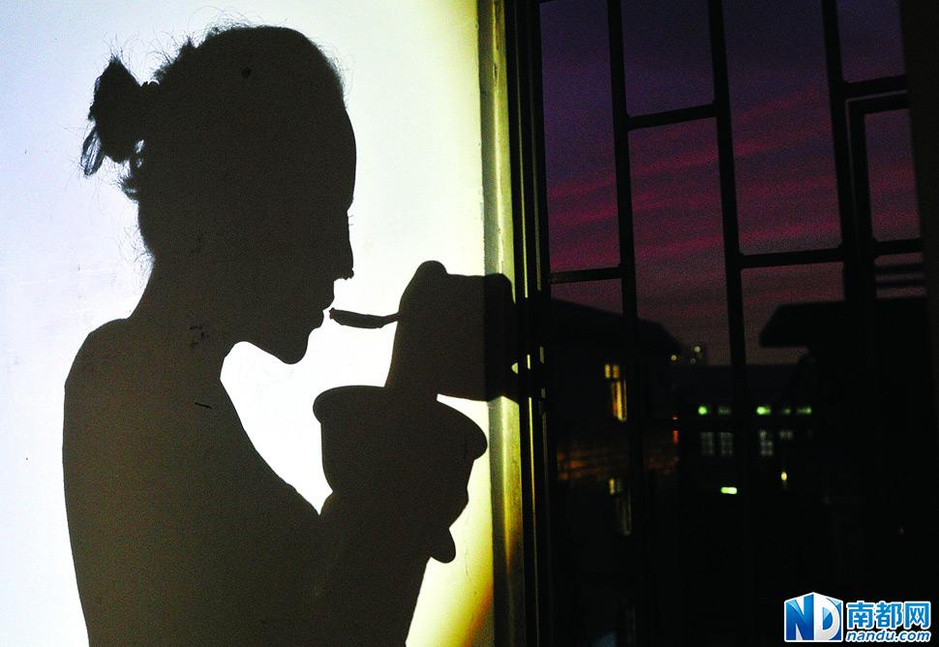 <em>我要</em>成名:打工妹多次整形5766457-新闻图片库