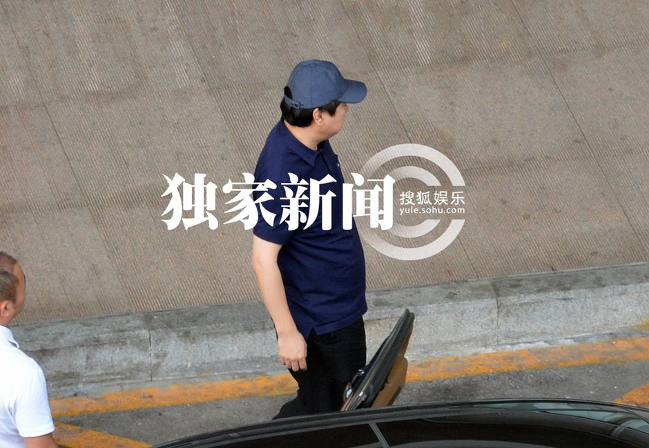 搜狐娱乐讯(风行工作室/图文)近日,搜狐视频在北京机场偶遇于冬回京。当天,于冬身穿一件浅灰色外套内衬一件深蓝色POLO衫,搭配一条黑色西装裤,头戴一顶灰色棒球帽。只见他刚走出机场便清了清嗓子,直接一口浓痰吐在地上,接着将外套脱下搭在胳膊上,打开车门取出纸巾,先洗洗鼻子,接着将纸巾一对折又直接擦嘴。当于冬把纸巾扔进垃圾桶时,他的现任妻子金巧巧从机场VIP通道走了出来,一身白色薄衫贵妇打扮,高冷范十足。于冬与金巧巧上车之后便径直离开机场。