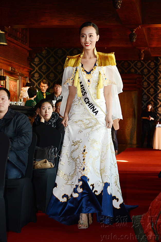 2014世界小姐杜暘华服亮相 不想与张梓琳做比较