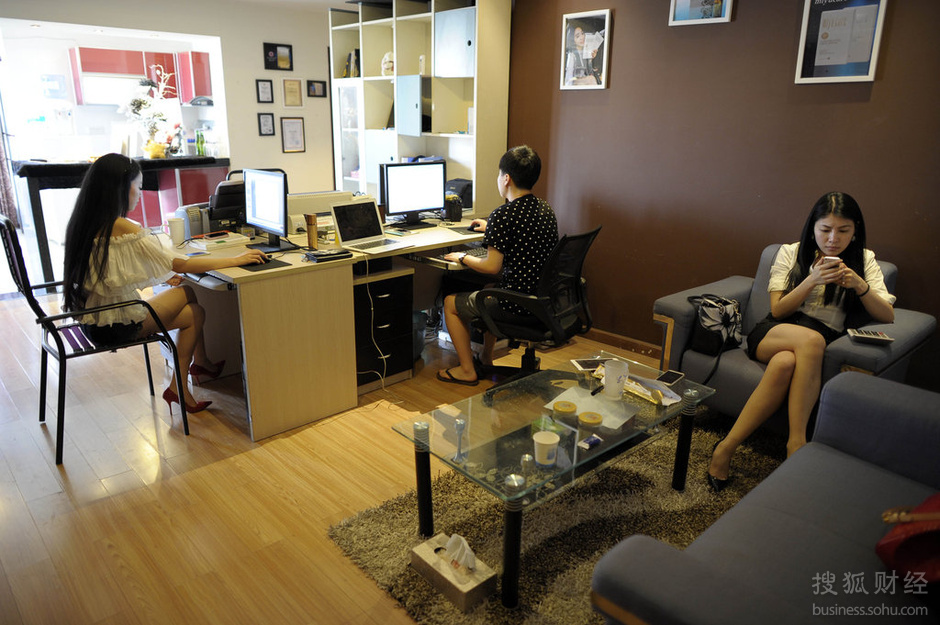 花创电商工作室 豪车送货7049257-财经频道图片库