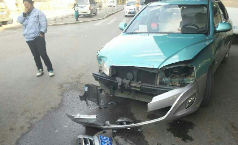 沈阳出租车撞玛莎拉蒂 女司机认全责捂脸落泪