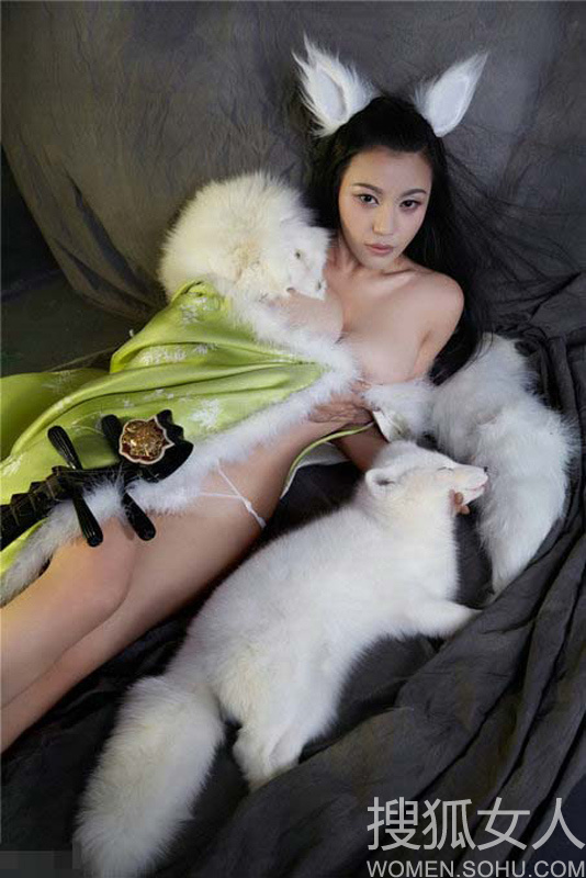 H奶苏梓玲化身聊斋女狐搂白狐豪放合影5741061-女