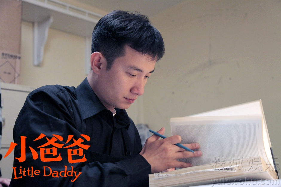 由文章自导自演的都市情感成长话题大剧《小爸爸》将于今晚收官,文章升级为小爸爸后一路过关斩将的闯关结果即将揭晓。男人要成爹需要经过多少关?文章饰演的于果从北京闯到美国,从修车厂即将转战法庭,从极品升级到逐渐靠谱,闯关路上关卡重重,每一个坎儿都不容易。然而《小爸爸》收官之前,文章的通关前景尚不明朗,不论是赢得儿子还是马伊琍,都要付出颇多心力,文章究竟能否美人萌子两相伴成为收官日最大悬念。