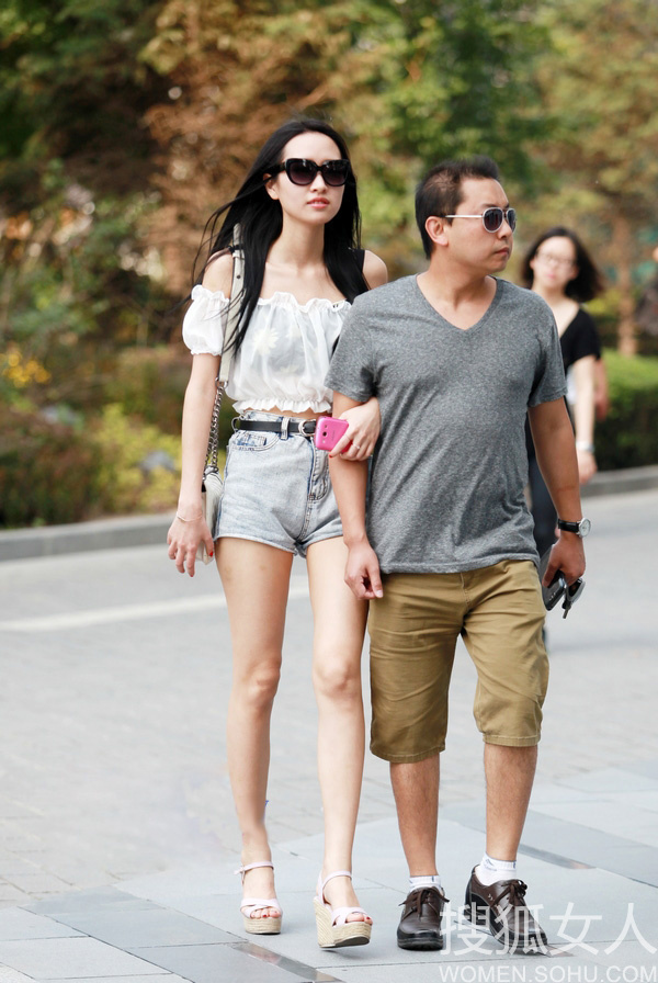 街拍北京三里屯:<em>性感超短裤</em>