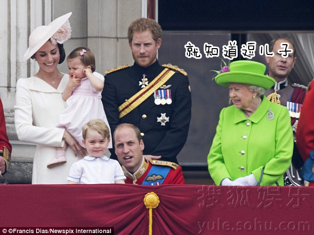 威廉王子庆典中蹲下哄儿子 被女皇要求站起来