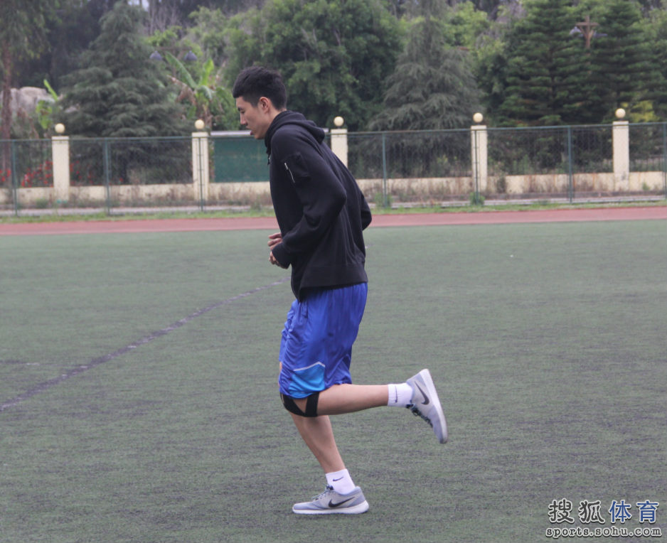 组图:男篮海埂基地足球场练体能 奔跑吧兄弟们