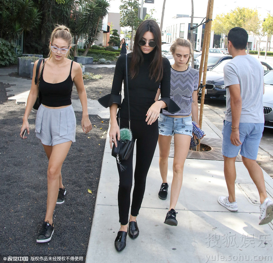 肯达尓与友逛街买零食 吉吉变眼镜妹卡拉秀长