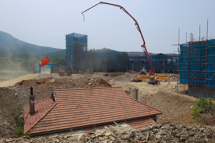 钉子户被困 锅底坑 盘点中国各地最牛钉子户7