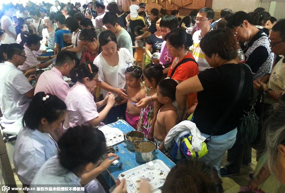 沈阳市民贴“头伏贴”爆棚 医院周边道路拥堵-新闻图片库-大视野-搜狐