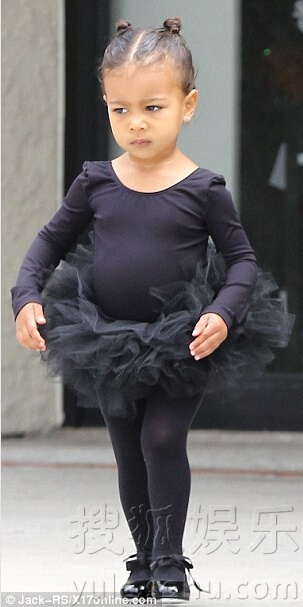 卡戴珊送女儿学跳舞 宝贝穿黑色芭蕾裙小巧可