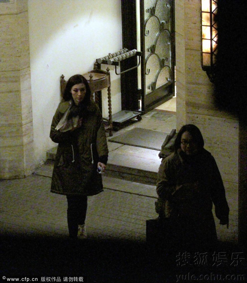 2013年12月23日讯,上海,近日李嘉欣现身上海街头。当天,李嘉欣披散着头发以一身休闲装扮现身,形同路人,未施粉黛的脸上面容憔悴。