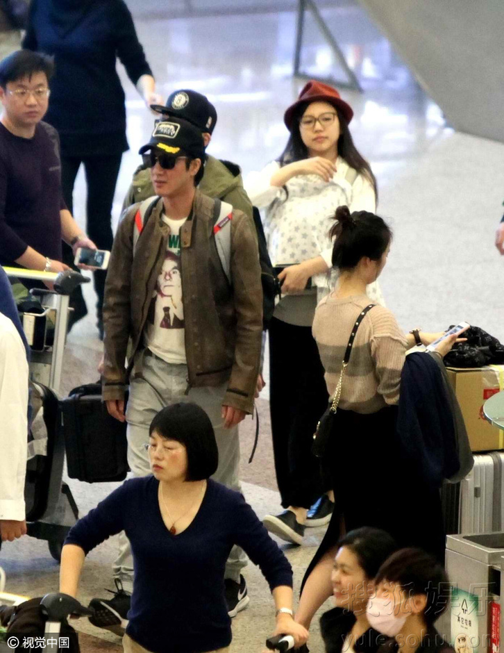 虐狗!王力宏携刚出月子妻女跟班工作好幸福(图)