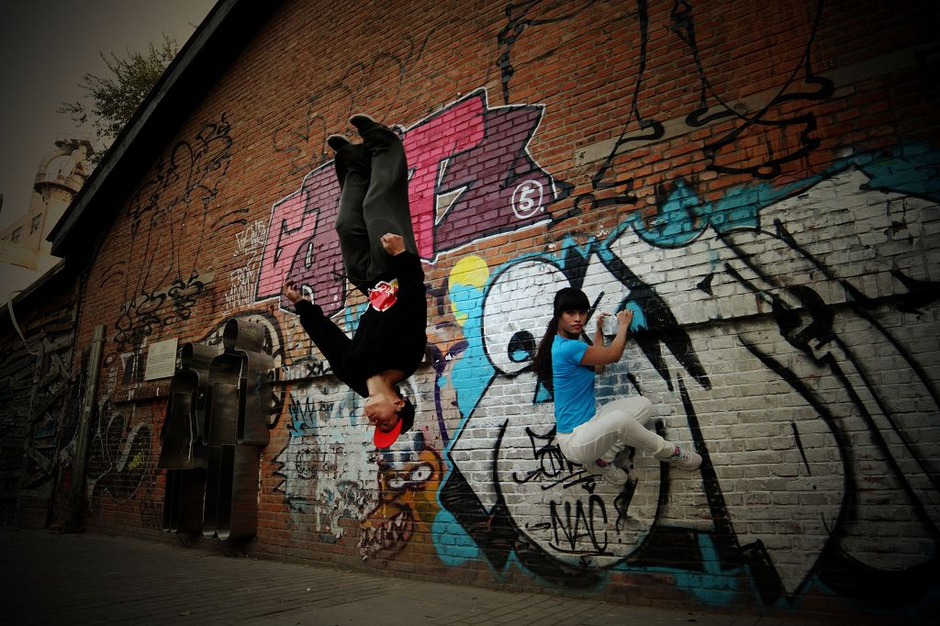 高清图:钢管舞<em>女孩</em>挑战<em>跑酷</em>高手 玩的就是心跳